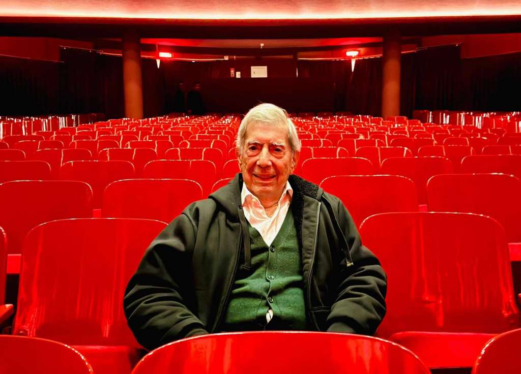 Lima (Peru), 14/04/2025.- A handout photo made available by
A photo made available by Lima's Marsano Theater shows Peruvian writer Mario Vargas Llosa in a theater in Lima, Peru, 20 October 2024 (reissued 14 April 2024). Nobel Prize-winning author Mario Vargas Llosa died at the age of 89 at his home in Lima on 13 April 2025, his children reported through social media. EFE/EPA/MARSANO THEATER / HANDOUT HANDOUT MANDATORY CREDIT HANDOUT EDITORIAL USE ONLY/NO SALES