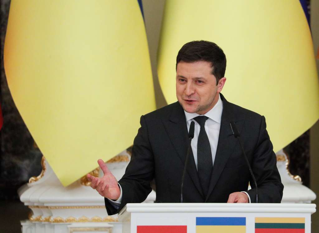 Kiev (Ukraine), 23/02/2022.- Ukrainian President Volodymyr Zelensky speaks during a joint press conference with President of Poland Andrzej Duda and President of Lithuania Gitanas Nauseda at the Mariinsky Palace in Kiev (Kyiv), Ukraine, 23 February 2022. Andrzej Duda and Gitanas Nauseda arrived in Ukraine with a working visit to meet with top Ukrainian officials amid escalation on the Ukraine-Russian border crisis. (Lituania, Polonia, Rusia, Ucrania) EFE/EPA/SERGEY DOLZHENKO