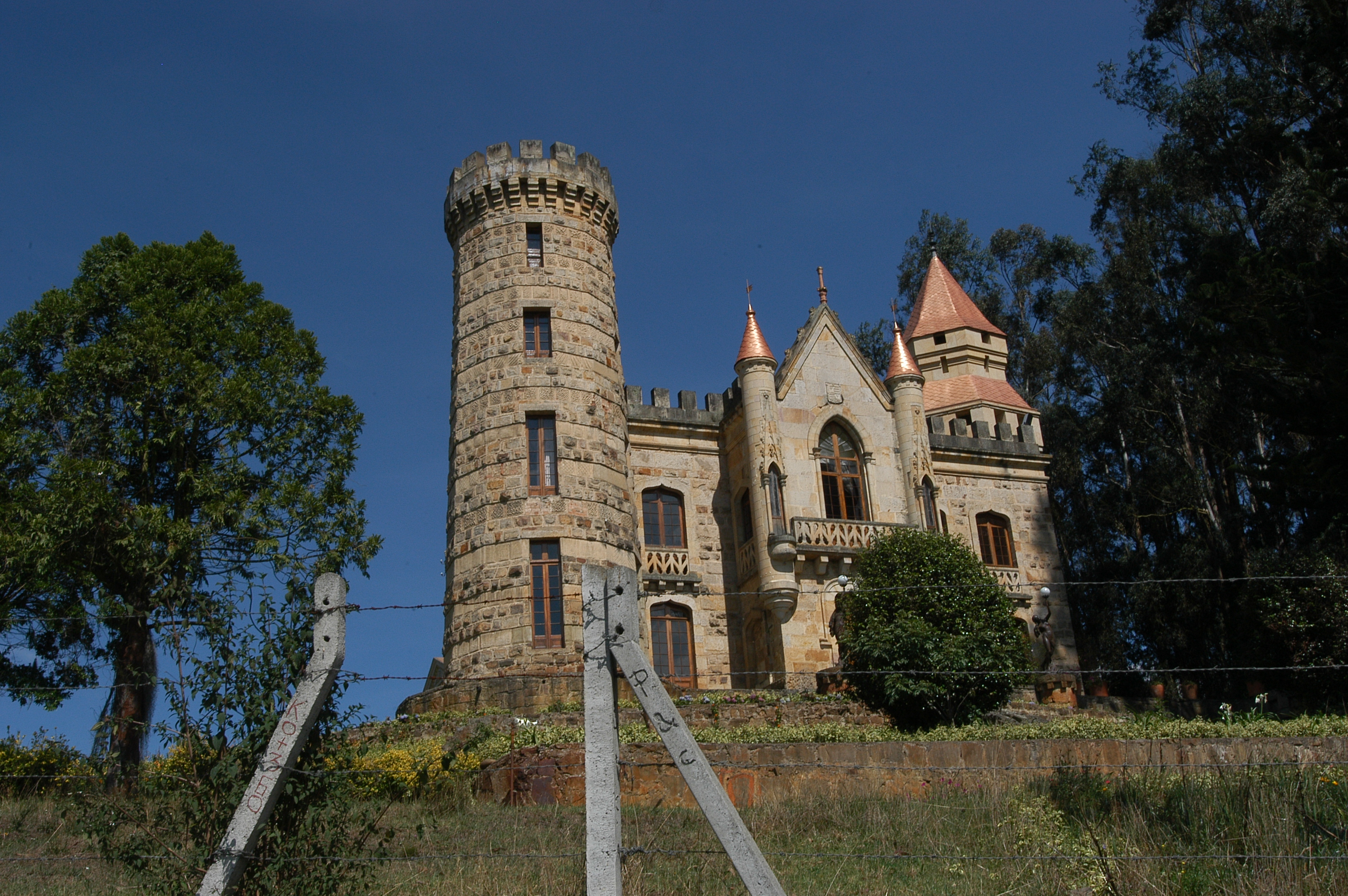 Aspectos de este castillo ubicado al norte de Bogotá, luego de haber sido allanado por la Policía Nacional.