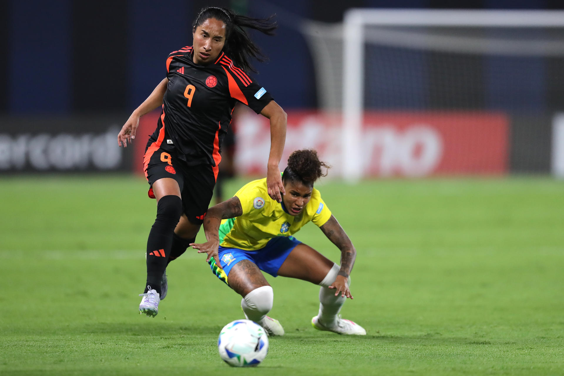 AMDEP9133. QUITO (ECUADOR), 25/07/2025.- Tarciane (d) de Brasil disputa el balón con Mayra Ramírez de Colombia este viernes, en un partido de la fase de grupos de la Copa América Femenina entre Brasil y Colombia en el estadio Banco Guayaquil en Quito (Ecuador). EFE/ José Jácome