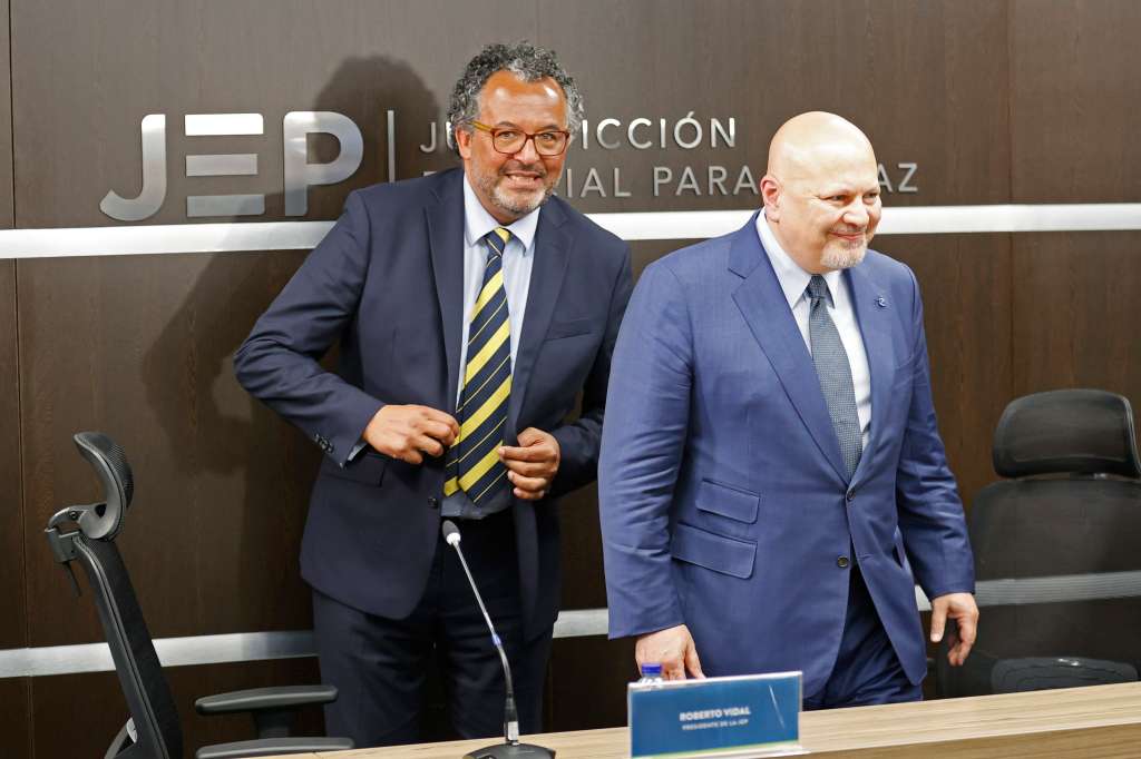 AME4541. BOGOTÁ (COLOMBIA), 06/06/2023.- El fiscal de la Corte Penal Internacional (CPI), Karim Khan (d), se reúne con el presidente de la JEP, magistrado Roberto Vidal, hoy, en la sede de la Jurisdicción Especial para la Paz (JEP) en Bogotá (Colombia). Khan, que es la segunda vez que visita Colombia, reconoció al país latinoamericano como un ejemplo en cuanto al modelo de Justicia Transicional. La visita de Khan arrancó este lunes con una reunión que mantuvo con el presidente Gustavo Petro y su agenda continuará este miércoles con su participación en el panel "Hoja de ruta hacia la justicia en Colombia" organizado por la Cancillería. EFE/ Mauricio Dueñas Castañeda