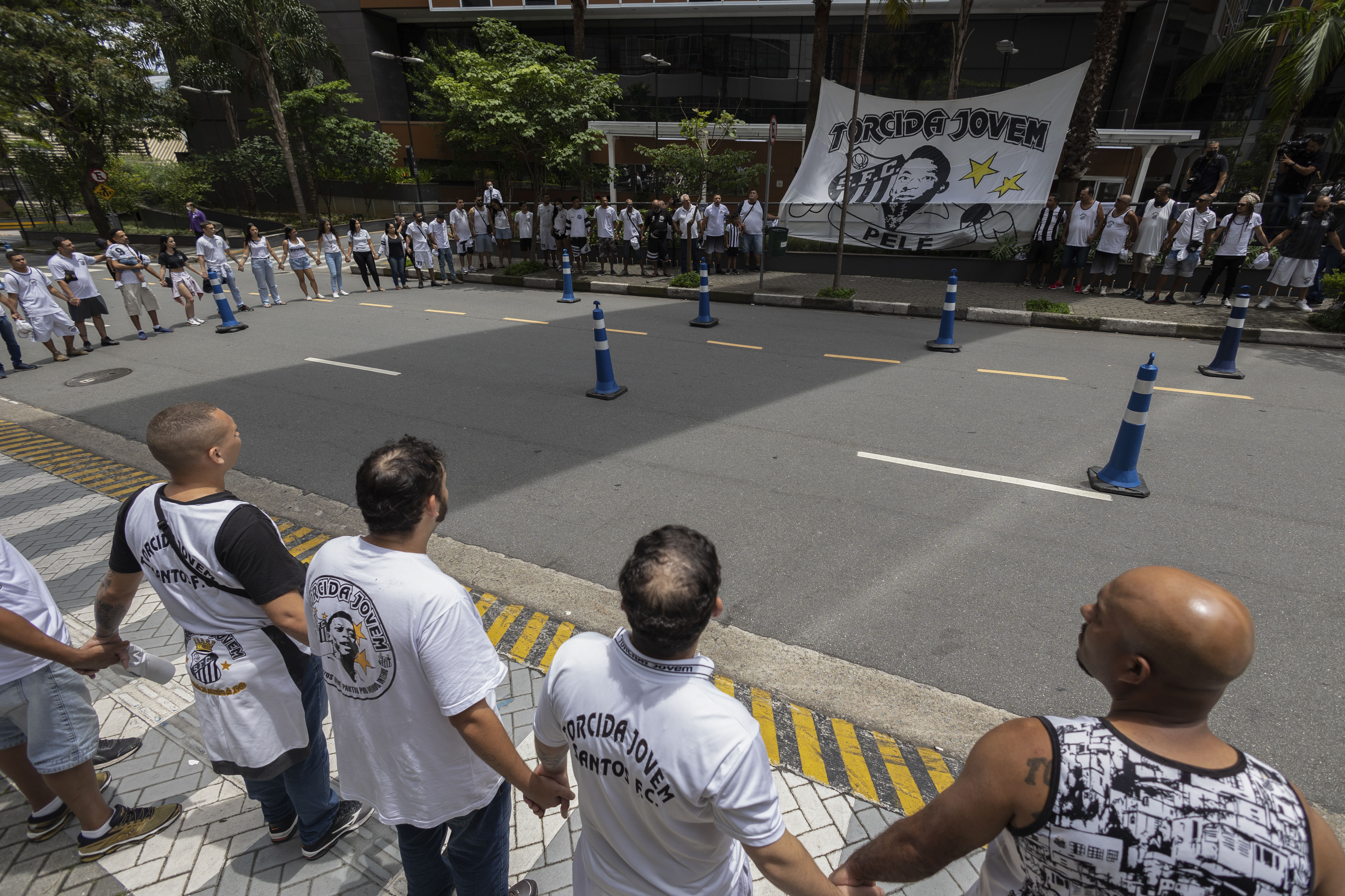 BRA50. SAO PAULO (BRASIL), 04/12/2022.- Aficionados de la Torcida Jovem del Santos hacen una vigilia por la salud del exfutbolista brasileño Pelé hoy, frente al Hospital Albert Einstein, en Sao Paulo (Brasil). Un grupo de aficionados brasileños realizó este domingo una vigilia frente al hospital de Sao Paulo en el que el exfutbolista Edson Arantes do Nascimento 'Pelé' está hospitalizado desde el martes por una infección respiratoria para expresarle su respaldo y pedir por la mejora de su salud. EFE/ Isaac Fontana