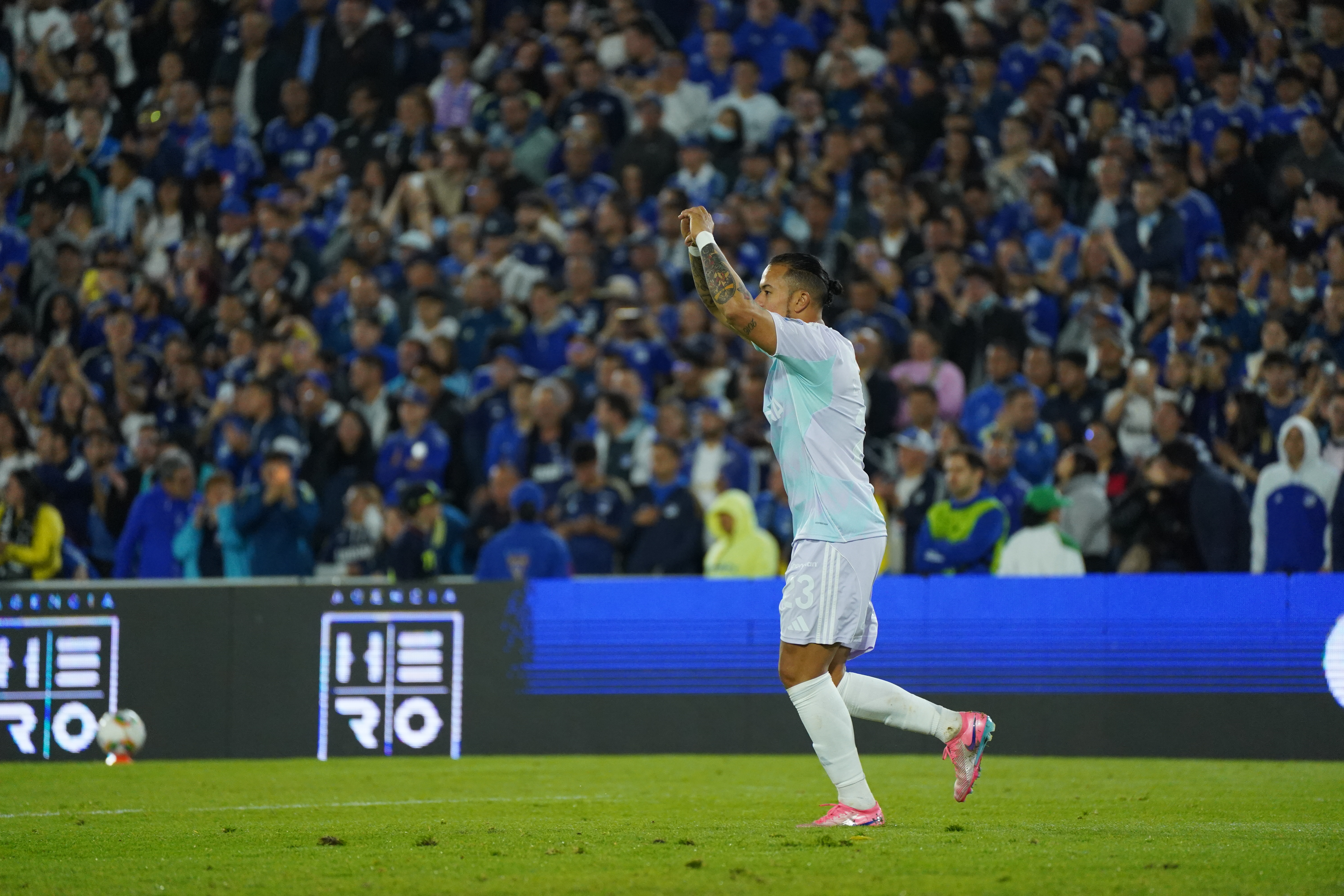 Leonardo Fabio Castro celebrando su gol en el partido, el tercero de la vuelta general y el cuarto hasta la novena fecha de la Liga Betplay 2026-I.