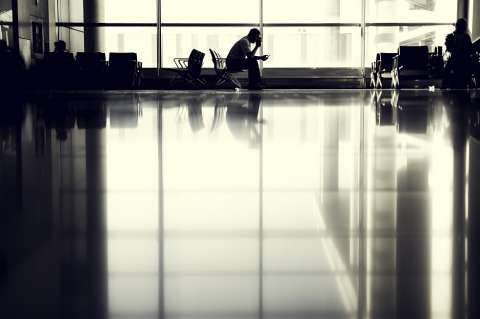 El hombre que se hizo millonario usando un teléfono público en un aeropuerto