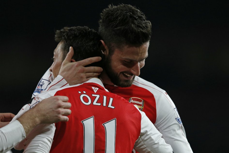El alemán Mesut Ozil celebra su tanto con el francés Olivier Giroud. / AFP