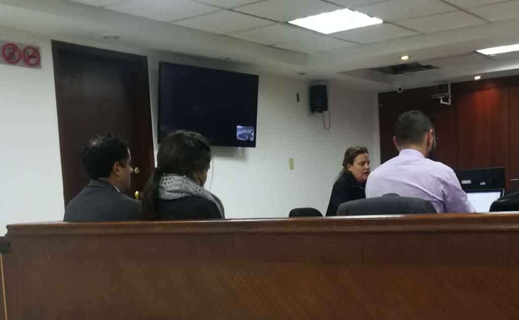 De izquierda a derecha: Francisco Uribe Noguera; su hermana Catalina; Laura Arboleda; y el abogado de Francisco. / El Espectador