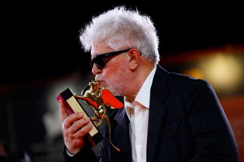 Pedro Almodóvar ganó el León de Oro con “La habitación de al lado”