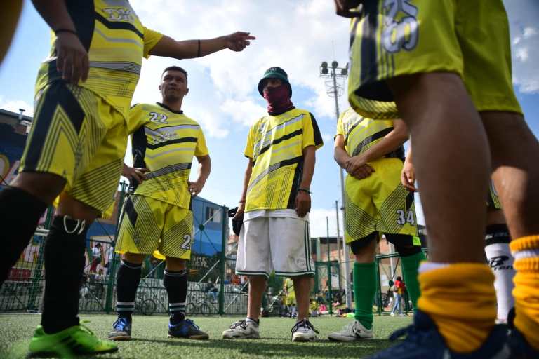 El colectivo Hijos de Usmina, conformado por jóvenes de la primera linea organizaron un equipo de fútbol.