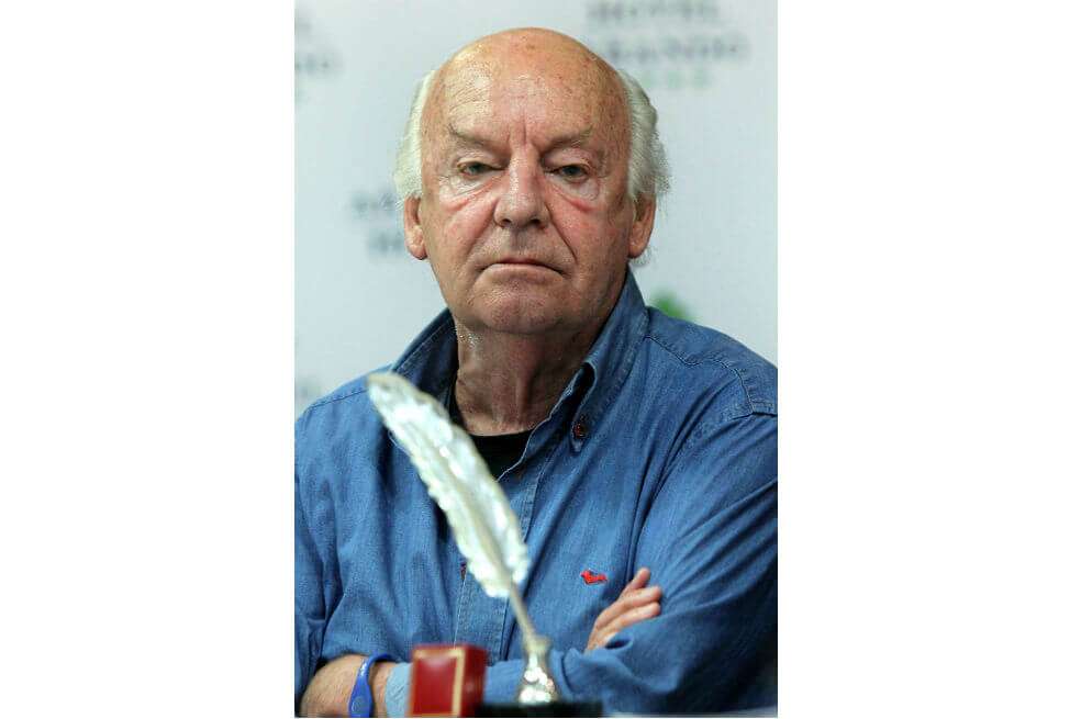Eduardo Galeano escribió "El fútbol a sol y sombra" en 1995. Su última edición incluye relatos e historias del Mundial de Brasil 2014. / EFE
