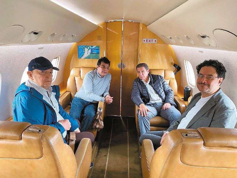 Parte de la delegación de gobierno viajando ayer hacia Caracas. / Twitter Juan Diego Quesada