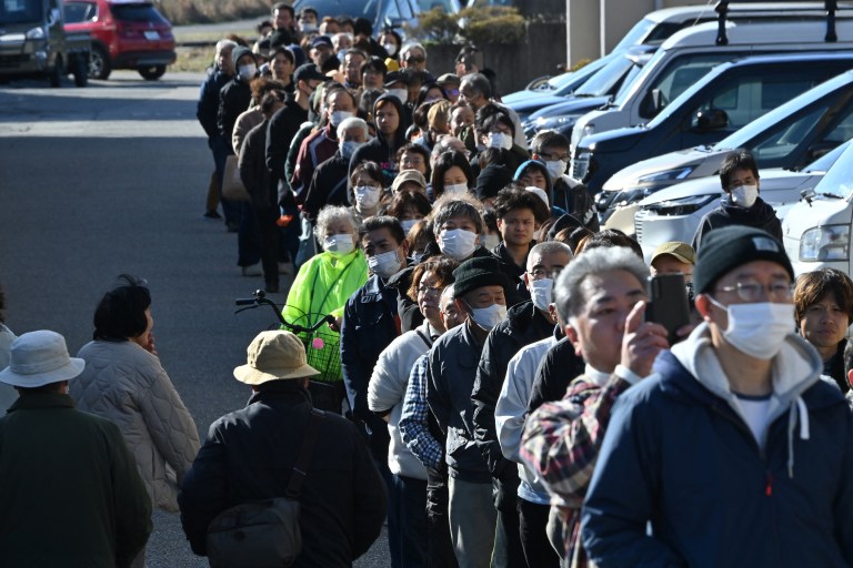 Japón: enormes filas para conseguir agua y comida tras devastador terremoto