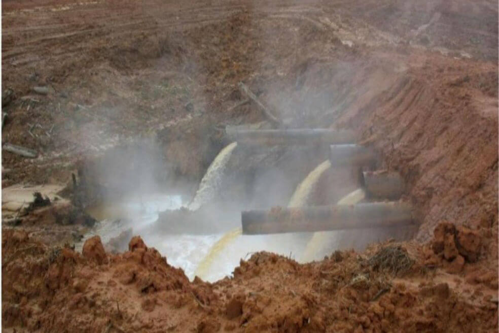 La principal exigencia de los denunciantes es que esta compañía, cuyo contrato en Perú finalizó en 2015, limpie “su desastre y remedie los impactos” que tuvo la contaminación “sufrida y aguantada” durante quince años por la población local y pague todos sus impuestos.  / Martí Orta Martínez/EFE