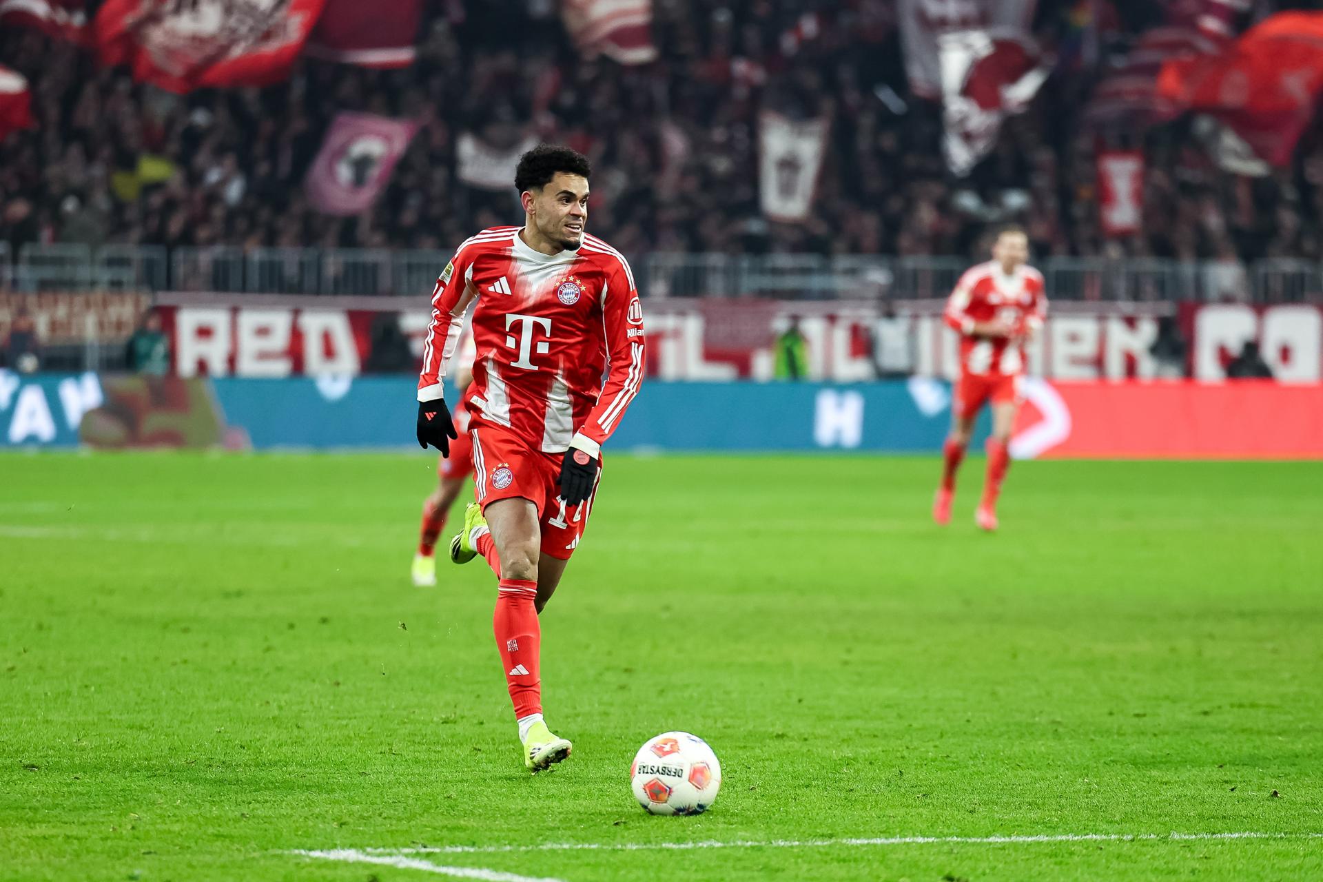 MUNICH (Germany), 11/01/2026.- Luis Diaz of Bayern Munich in action during the German Bundesliga soccer match between Bayern Munich and VfL Wolfsburg in Munich, Germany, 11 January 2026. (Alemania) EFE/EPA/LEONHARD SIMON