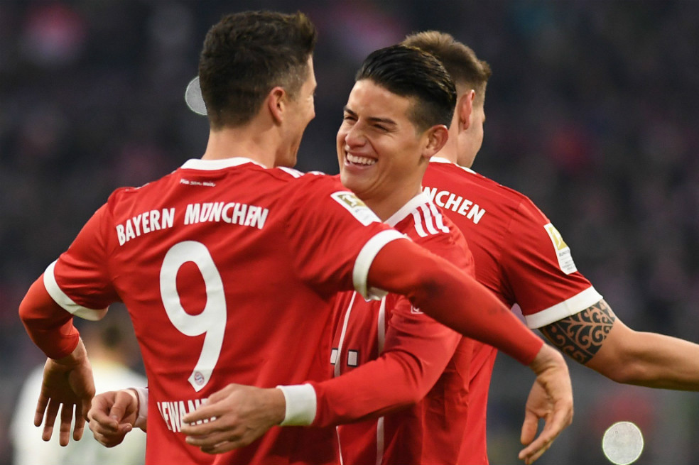 James celebra uno de los goles del Bayern con Robert Lewandowski / EFE