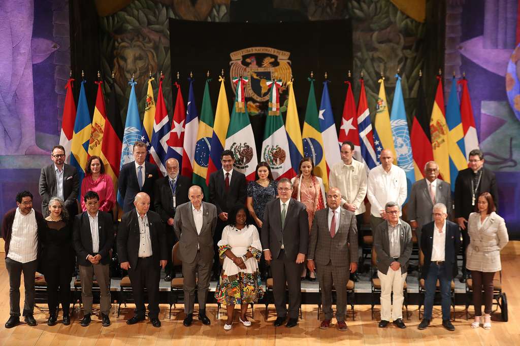 MEX9392. CIUDAD DE MÉXICO (MÉXICO), 10/03/2023.- Los integrantes de la segunda fase de la Mesa de Diálogos de Paz entre el Gobierno de Colombia y el Ejército de Liberación Nacional (ELN) posan para la fotografía oficial del encuentro, hoy, en Ciudad de México (México). La segunda fase de la Mesa de Diálogos de Paz entre el Gobierno de Colombia y el ELN concluyó este viernes en Ciudad de México con el reconocimiento por parte del Gobierno del presidente Gustavo Petro del estatus político al ELN como "organización armada rebelde" y el registro de "avances" de cara a alcanzar un acuerdo para un cese al fuego bilateral. EFE/ Sáshenka Gutiérrez
