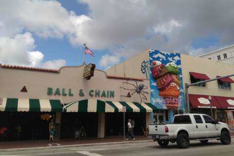 Miles de personas se congregan en el Festival de la Calle Ocho de Miami