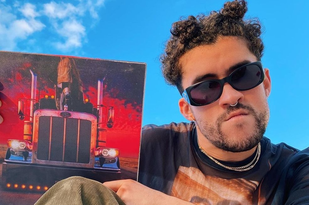 Bad Bunny reemplazó su automóvil de lujo Bugatti por un Toyota Corolla 2003.