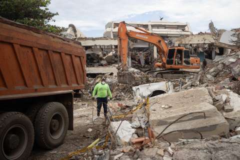 La Guaira: familias deben pagar hasta USD 3.000 diarios en grúas para recuperar cuerpos