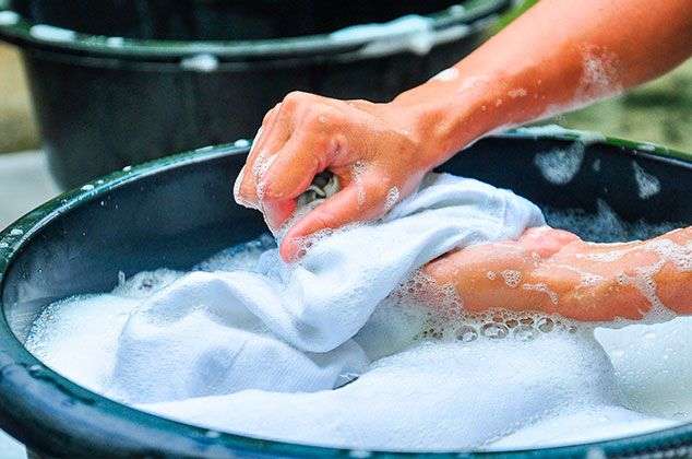 Usa la cantidad correcta de detergente; demasiado puede dejar residuos en tus prendas
