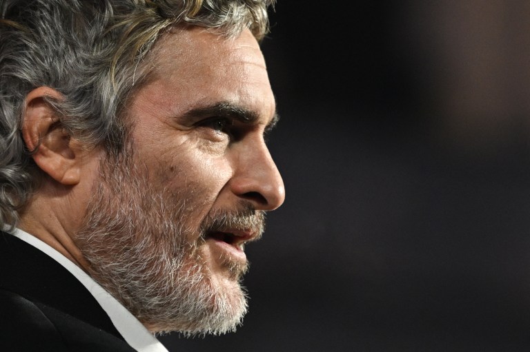 Joaquin Phoenix se calza las botas de Napoleón, un “pequeño dictador petulante”