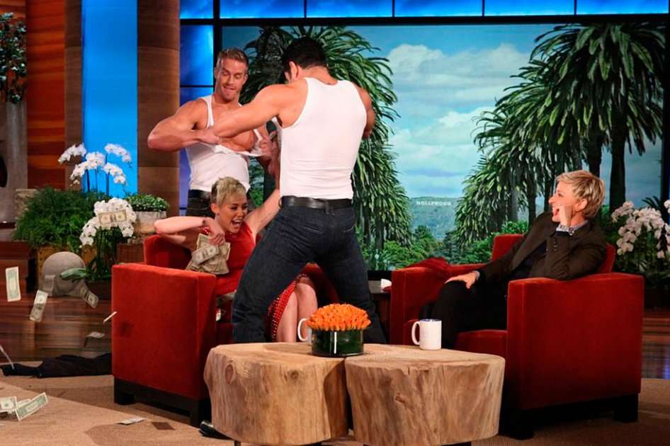 Miley Cyrus disfruta el show de strippers en 'The Ellen DeGeneres Show'. / Tomada de Aceshowbiz.com