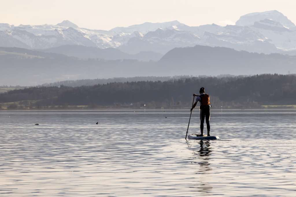 Greifenssee (Switzerland Schweiz Suisse), 01/01/2023.- A man paddles on his stand up paddle board on the lake Greifensee on a sunny New Year's Day in the village of Greifensee near Zurich, Switzerland, 01 January 2023. (Suiza) EFE/EPA/MICHAEL BUHOLZER