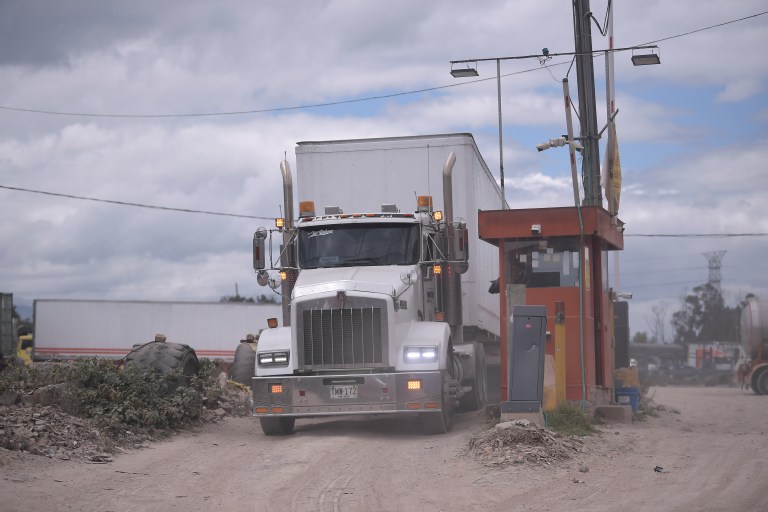 Un policía murió tras chocar con una tractomula en Santander