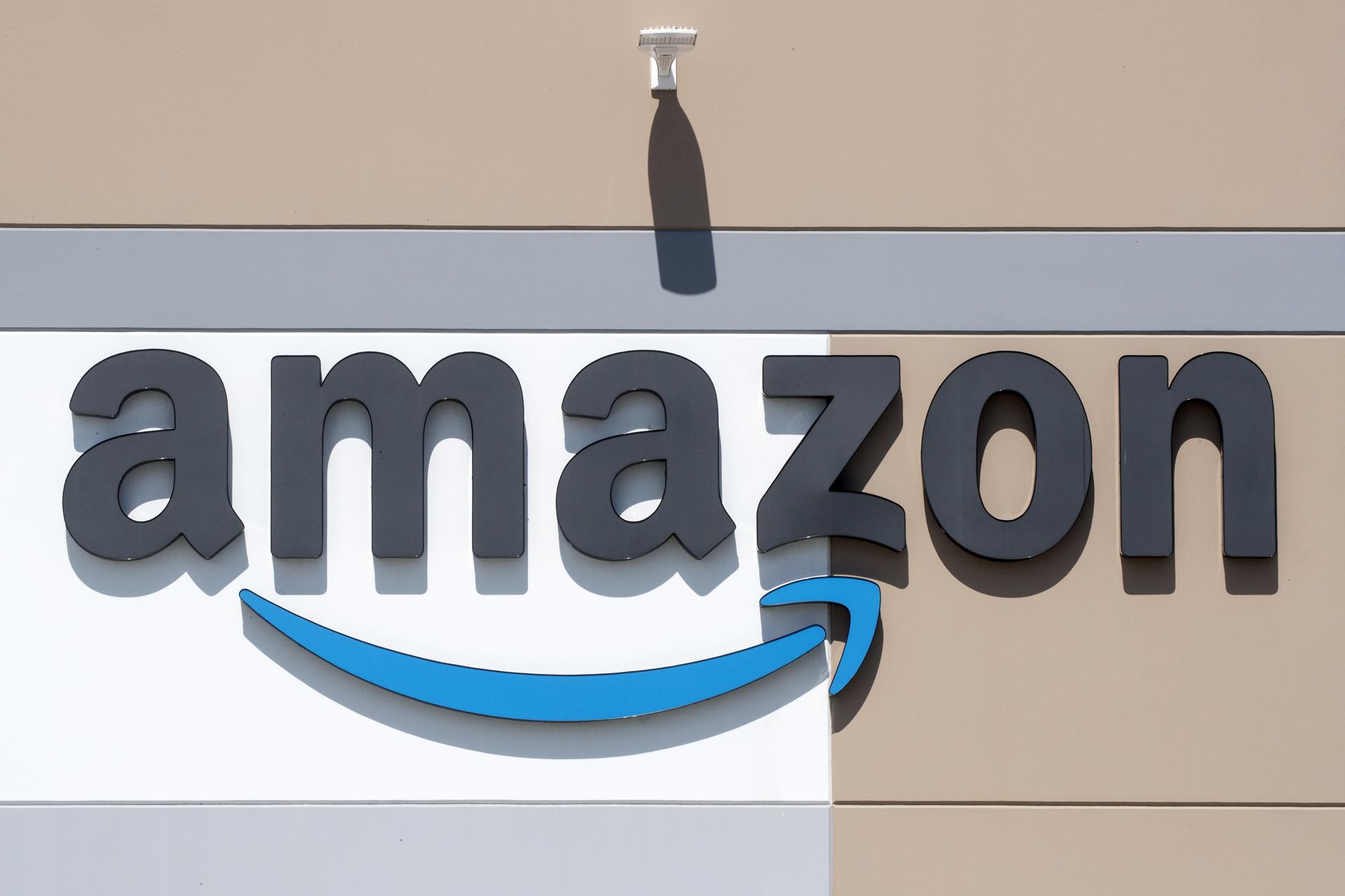 EA4043. BOGOTÁ (COLOMBIA), 24/12/2025.- Fotografía de archivo del 14 de septiembre de 2025 que muestra el logo de Amazon en la entrada de un centro logístico de Amazon en Los Ángeles, California, (EE. UU.). Los 'hyperscalers' -empresas que operan centros de datos a gran escala como Amazon, Microsoft o Google- invirtieron en 2025 entre 300.000 y 380.000 millones de dólares en infraestructura tecnológica e IA, según estimaciones del sector, lo que refleja "la creciente importancia de la IA en la estrategia corporativa", aunque los analistas de Goldman Sachs advierten de que los inversores son "cada vez más selectivos" a la hora de recompensar a las compañías que apuestan por esta tecnología. EFE/ Etienne Laurent/ ARCHIVO