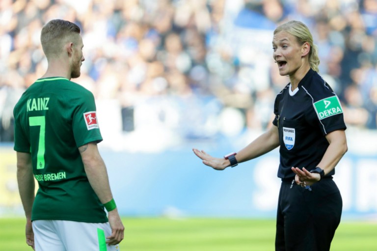 Bibiana Steinhaus tuvo un debut histórico y sin polémicas en la Bundesliga