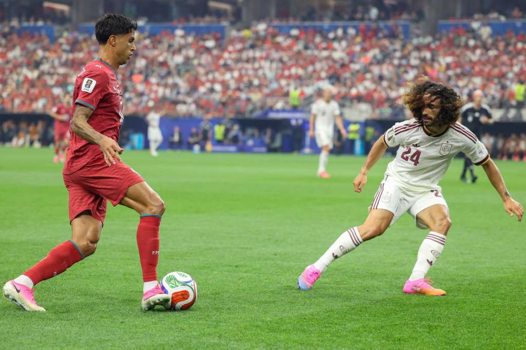 Arlington (United States), 06/07/2026.- Portugal's Joao Cancelo (L) in action against Spain's Marc Cucurella during the FIFA World Cup 2026 Round of 16 match Portugal against Spain, in Dallas, Texas, USA, 06 July 2026. (España) EFE/EPA/MIGUEL A. LOPES
