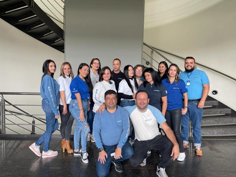 Ellos crearon una empresa especializada en perforación de orejas sin dolor