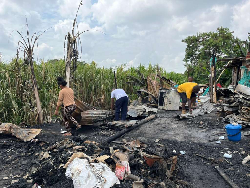 Entre escombros y cenizas, familias del asentamiento Nueva Esperanza revisan sus viviendas tras la emergencia que dejó decenas de damnificados en el oriente de Cali.