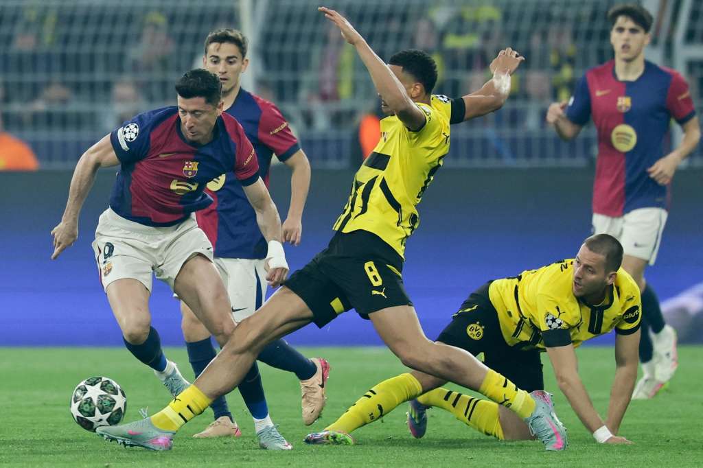 Dortmund (Germany), 15/04/2025.- Robert Lewandowski (L) of Barcelona in action against Felix Nmecha (C) of Dortmund during the UEFA Champions League quarter-finals, 2nd leg soccer match between Borussia Dortmund and FC Barcelona, in Dortmund, Germany, 15 April 2025. (Liga de Campeones, Alemania) EFE/EPA/FRIEDEMANN VOGEL
