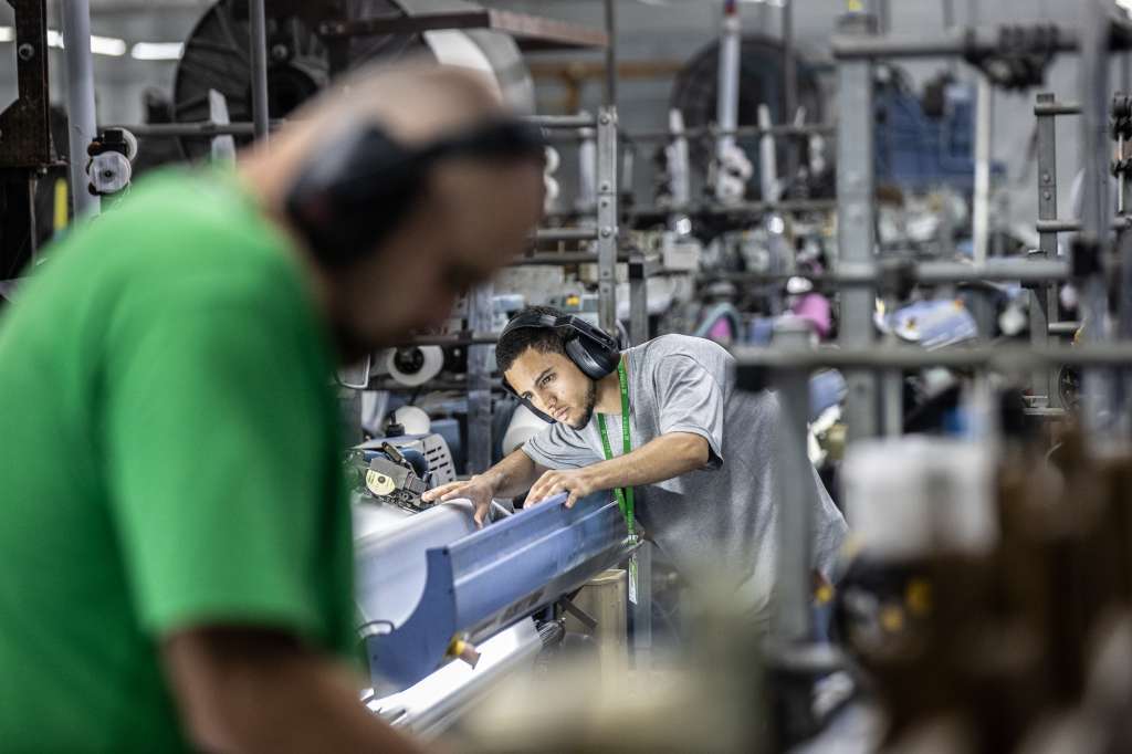 AME2851. PETRÓPOLIS (BRASIL), 03/12/2024.- Fotografía del 27 de noviembre de 2024 de trabajadores en una industria textil en la ciudad de Petrópolis (Brasil). La economía brasileña creció un 0,9 % en el tercer trimestre del año en comparación con los tres meses anteriores, aupada por la industria y el sector servicios, informó este martes el Gobierno. EFE/ André Coelho