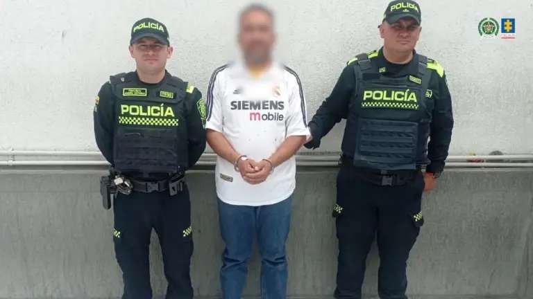 Tras atacar con un martillo y un arma cortopunzante a Fabiana Karina Rincón, su expareja, Medina Villa se entregó a las autoridades. La víctima permanece en un centro médico en estado de coma. El agresor no aceptó cargos.