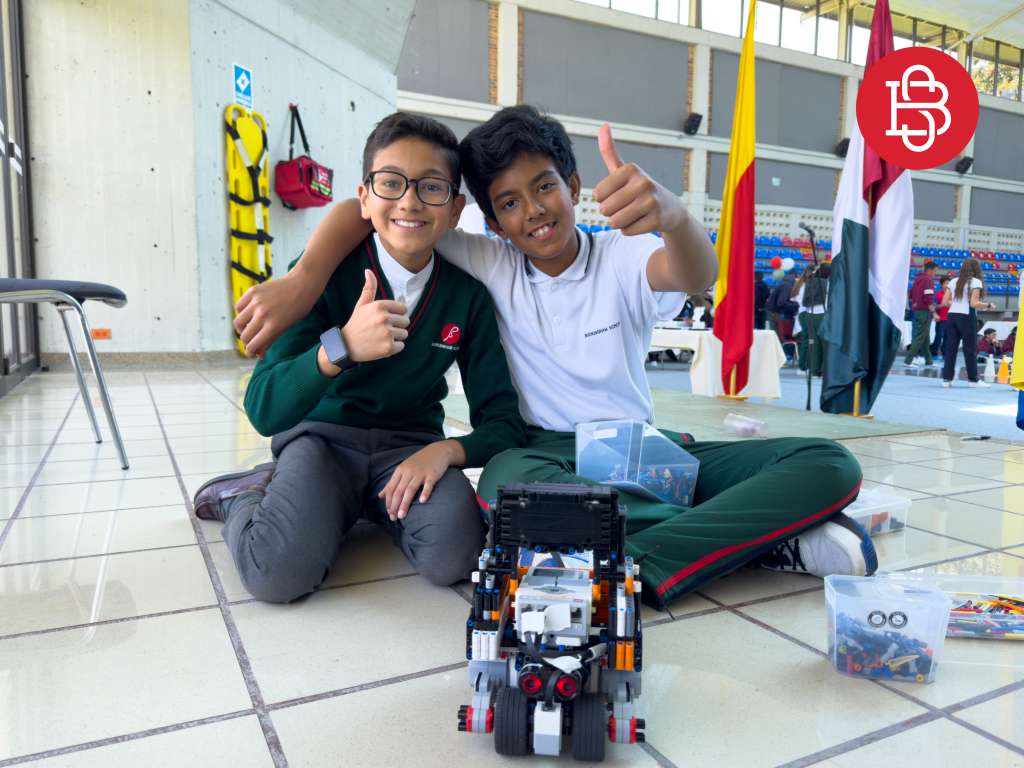 Preparar a los estudiantes para el futuro, conceptos STEM de manera práctica son fomentar el trabajo en equipo y aplicar algunas de las razones por las cuales el Colegio Buckingham enseña robótica en sus aulas de clase.