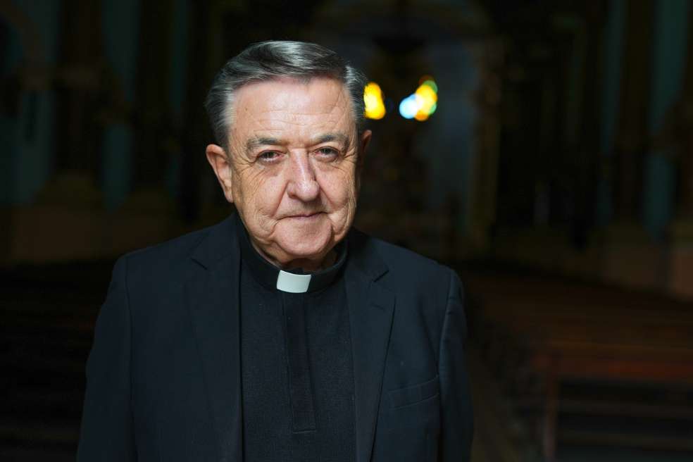 El párroco Darío Echeverry lamenta que la burocracia y la política interfieran en el bienestar de sus feligreses, además de la pérdida del valor cultural de su iglesia.