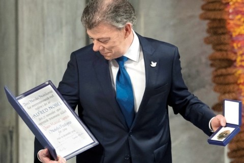 NYT critica premios Nobel de Paz de Obama, Santos y líderes de Oriente Medio