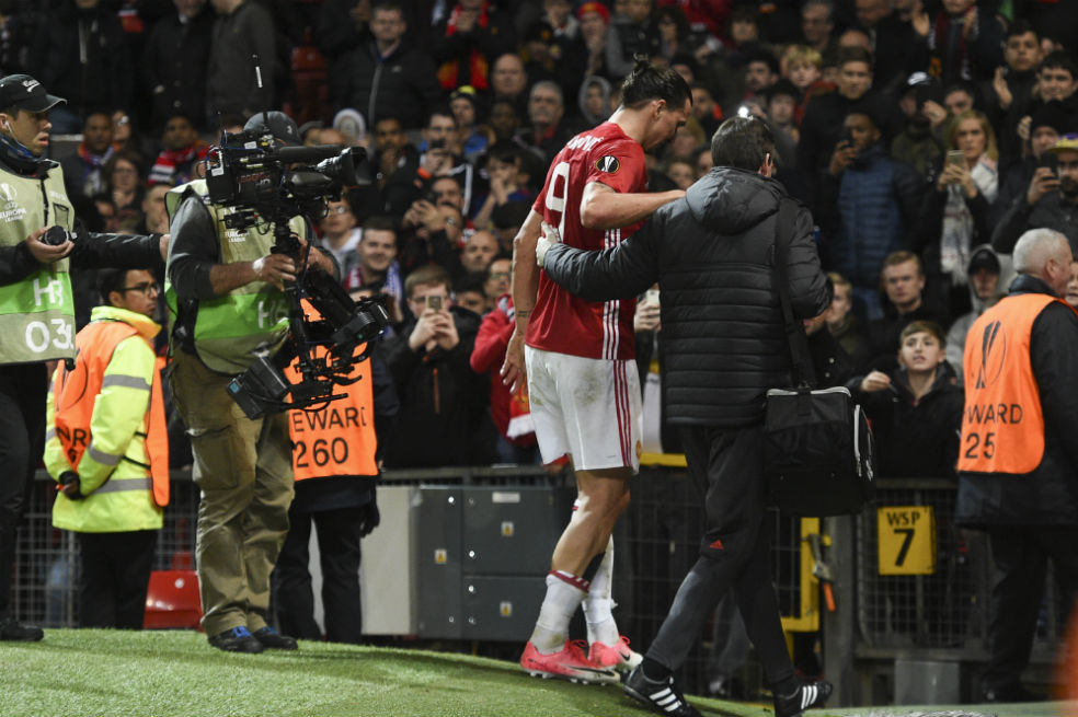 Zlatan Ibrahimovic sale lesionado del partido entre Manchester y Anderlecht. / AFP