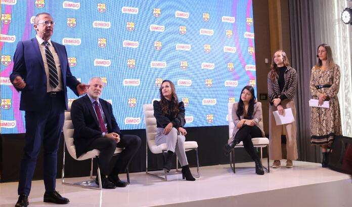 La presentación del acuerdo entre la Bimbo y Barcelona en pro del fútbol femenino global.