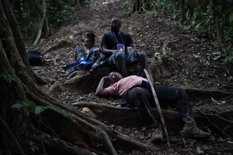 Una familia descansa de la caminata