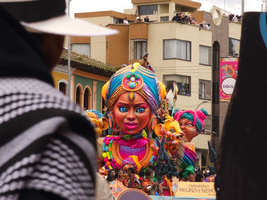 A lo largo de ocho kilómetros, la fantasía se impuso con dragones, personajes mitológicos, figuras históricas y creaciones inspiradas en la identidad regional