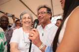 La madre de Claudia Gurisatti se subió a la tarima con Gustavo Petro