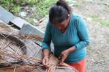 Lo que cuentan las artesanías que se venden en Bogotá de una mujer desplazada