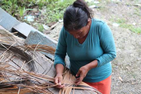 Lo que cuentan las artesanías que se venden en Bogotá de una mujer desplazada