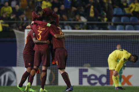 Santos Borré jugó ocho minutos en la derrota del Villarreal ante la Roma
