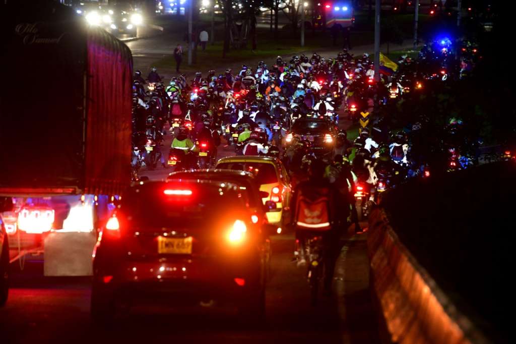 Por lo que desde la mañana se han registrado cierres de estaciones en Transmilenio y trancones en algunos puntos de la capital, sin embargo, en la noche la situación es más crítica.