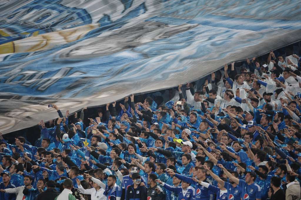 Hinchas de Millonarios en el estadio el Campín, durante el partido de ida ante Independiente Santa Fe por la final de la Liga Águila II 2017.