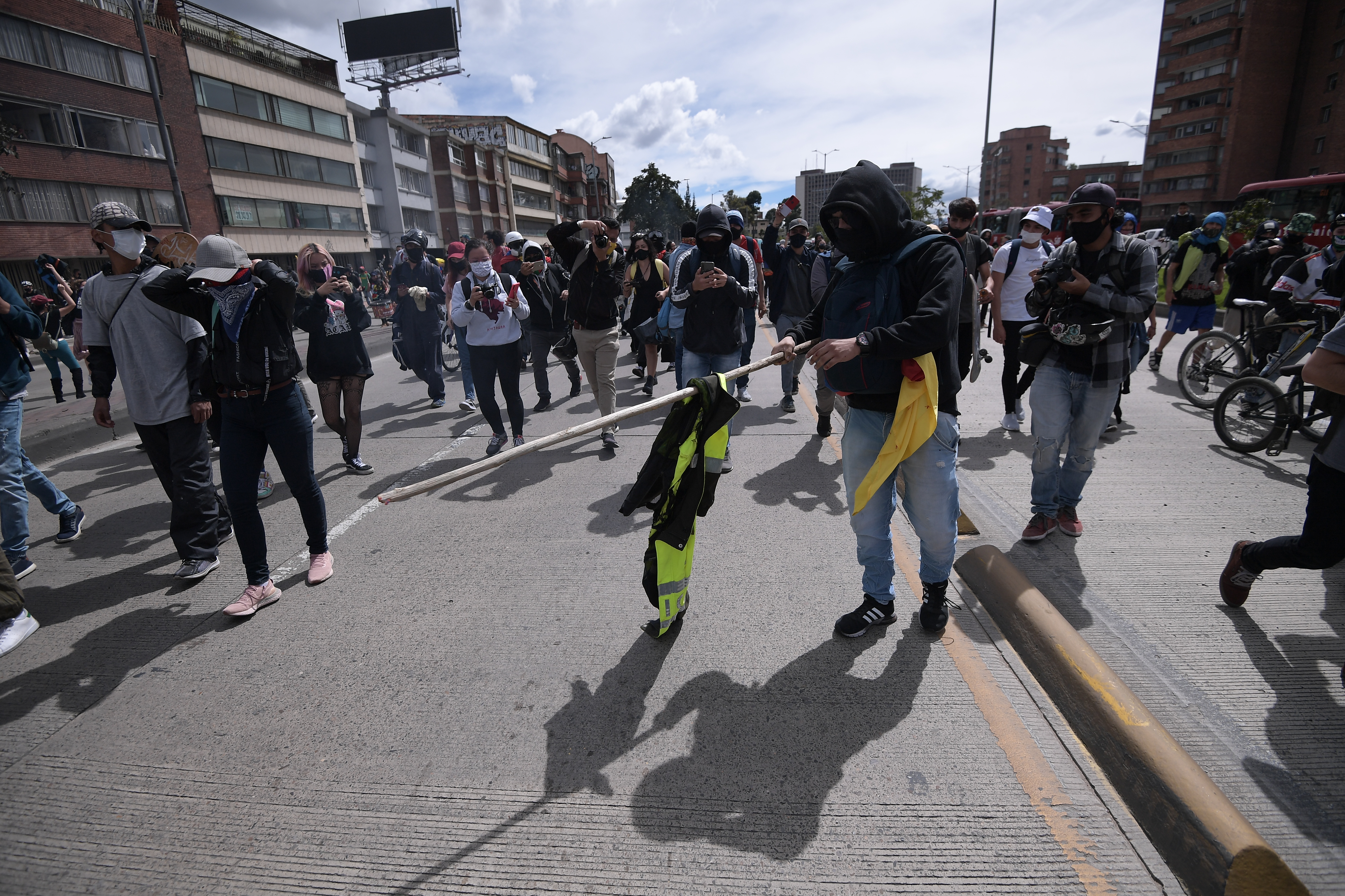Protestas, disturbios y altercados entre estudiantes de la Universidad Nacional y la policía, durante las marchas hacia el centro de Bogotá, en la conmemoración de un año del Paro Nacional.