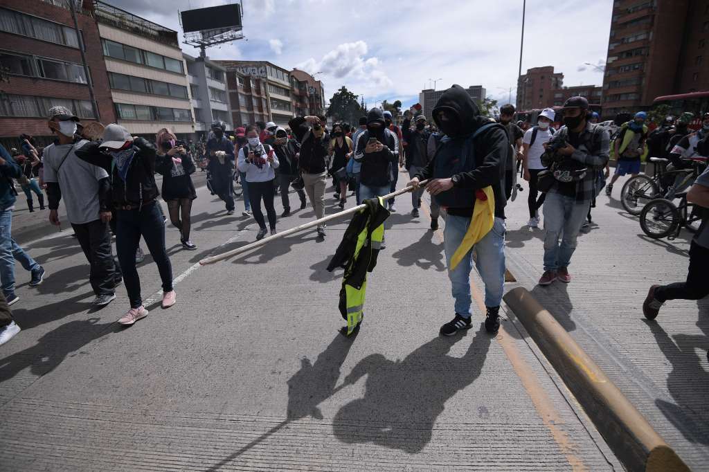 Protestas, disturbios y altercados entre estudiantes de la Universidad Nacional y la policía, durante las marchas hacia el centro de Bogotá, en la conmemoración de un año del Paro Nacional.